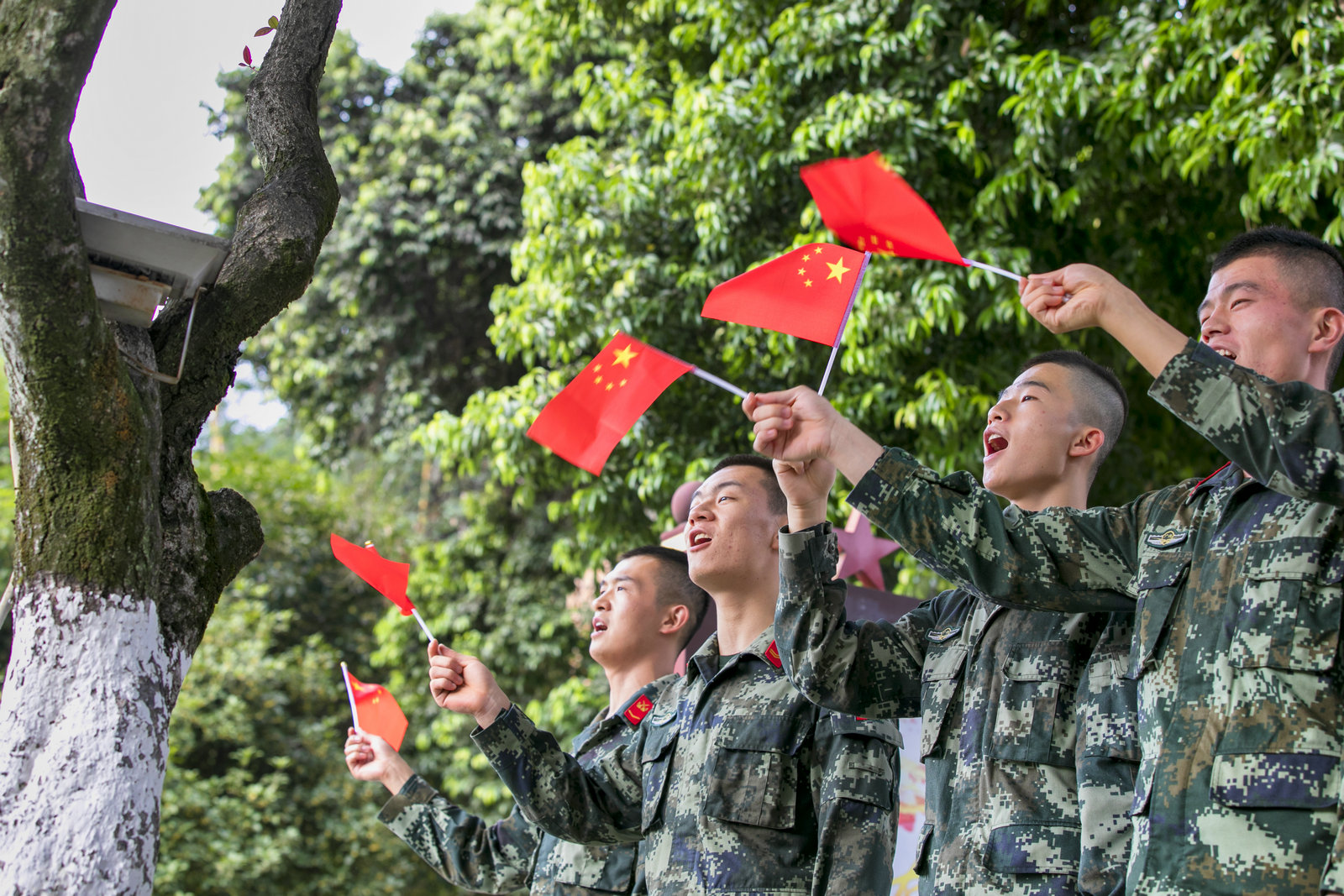 武警官兵|为祖国点赞 为明天祝福：武警官兵多种方式献礼国庆