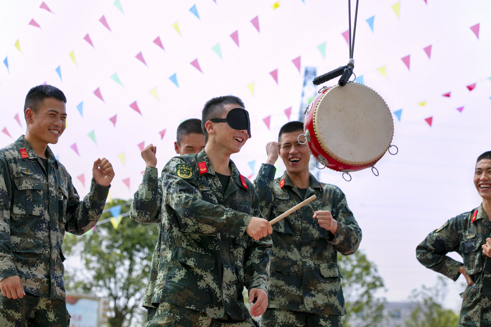 武警官兵|为祖国点赞 为明天祝福：武警官兵多种方式献礼国庆