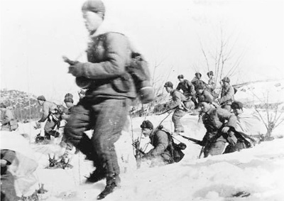 　　这是1951年中国人民志愿军战士向美军进攻的情形。资料照片（新华社发）