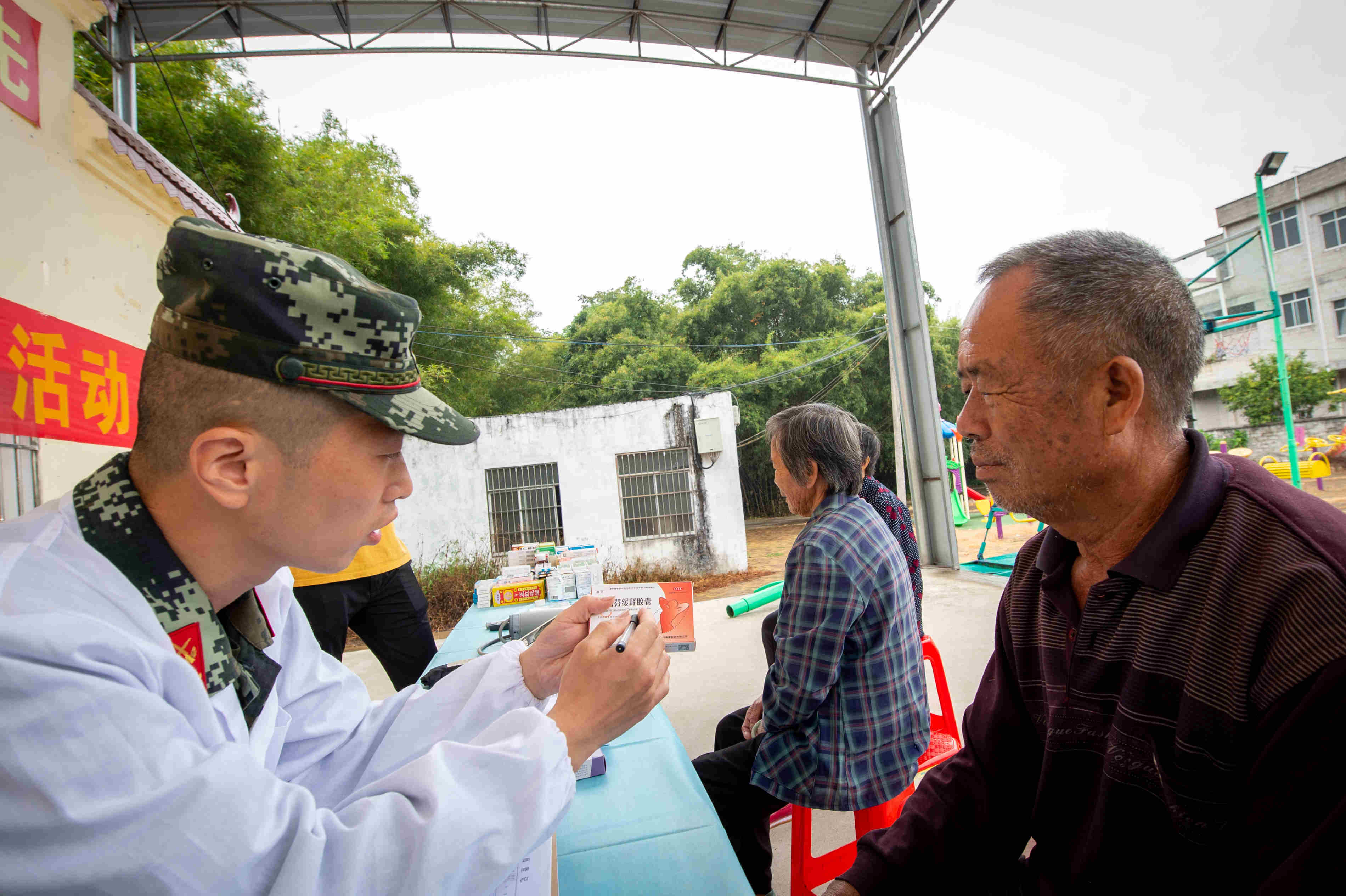 武警|武警贵港支队开展扶贫助学活动助力脱贫攻坚