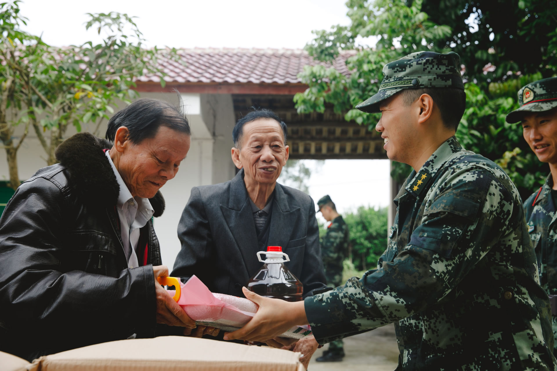 武警|武警桂林支队持续推动扶贫“快车道”走深走实