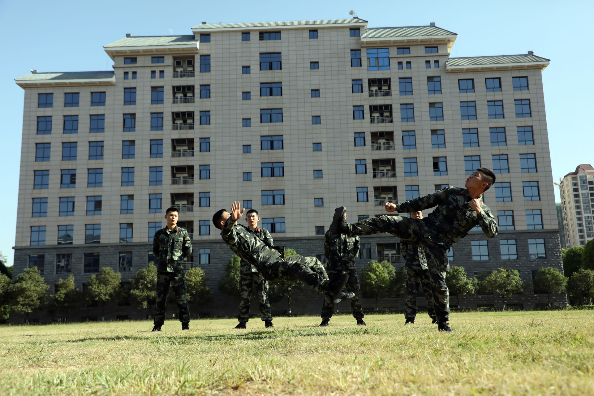 一招制敌|一招制敌视频没有看够？来看武警官兵招招制敌KO对手