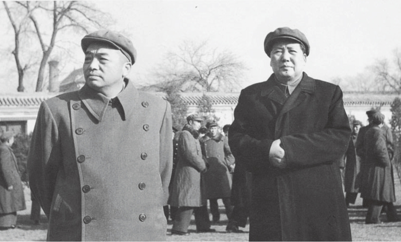 　　1951年2月下旬，中国人民志愿军司令员兼政治委员彭德怀回国述职，在京郊玉泉山向毛泽东主席汇报朝鲜战局情况。图为彭德怀（左）和毛主席会面场景。 侯波/摄