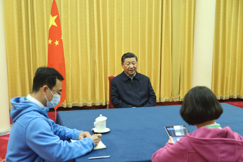 11月2日，中共中央总书记、国家主席、中央军委主席习近平在北京中南海参加第七次全国人口普查登记。这是习近平在回答普查员的询问。新华社记者 鞠鹏 摄