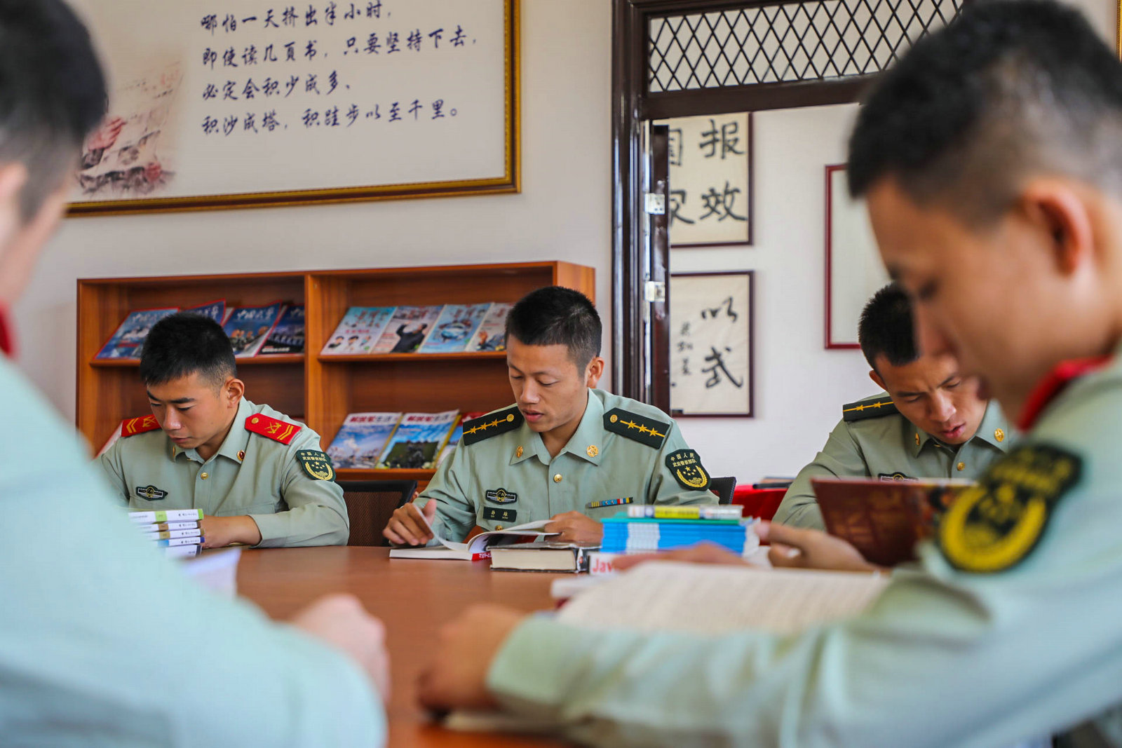 书香|书香满军营 武警官兵开展读书交流活动