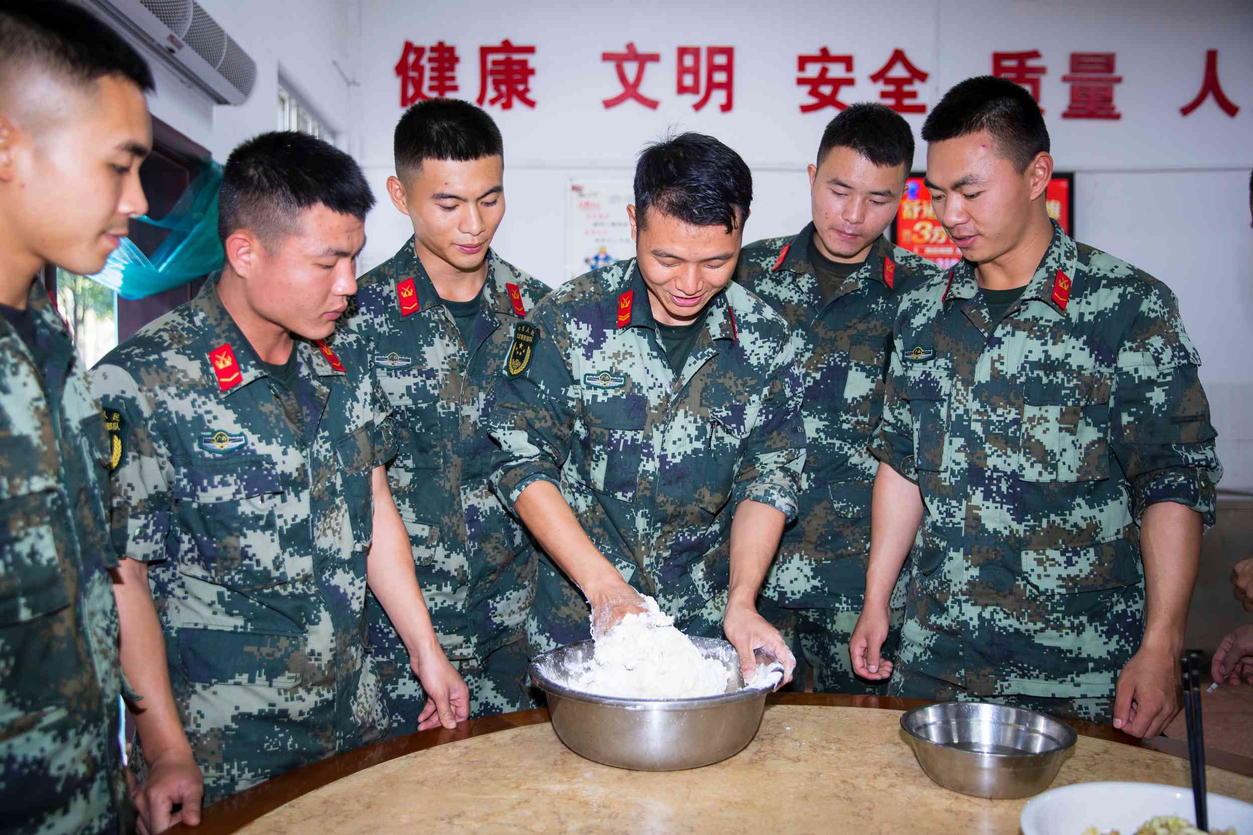 武警|武警百色支队：立冬寒风至 水饺暖兵心