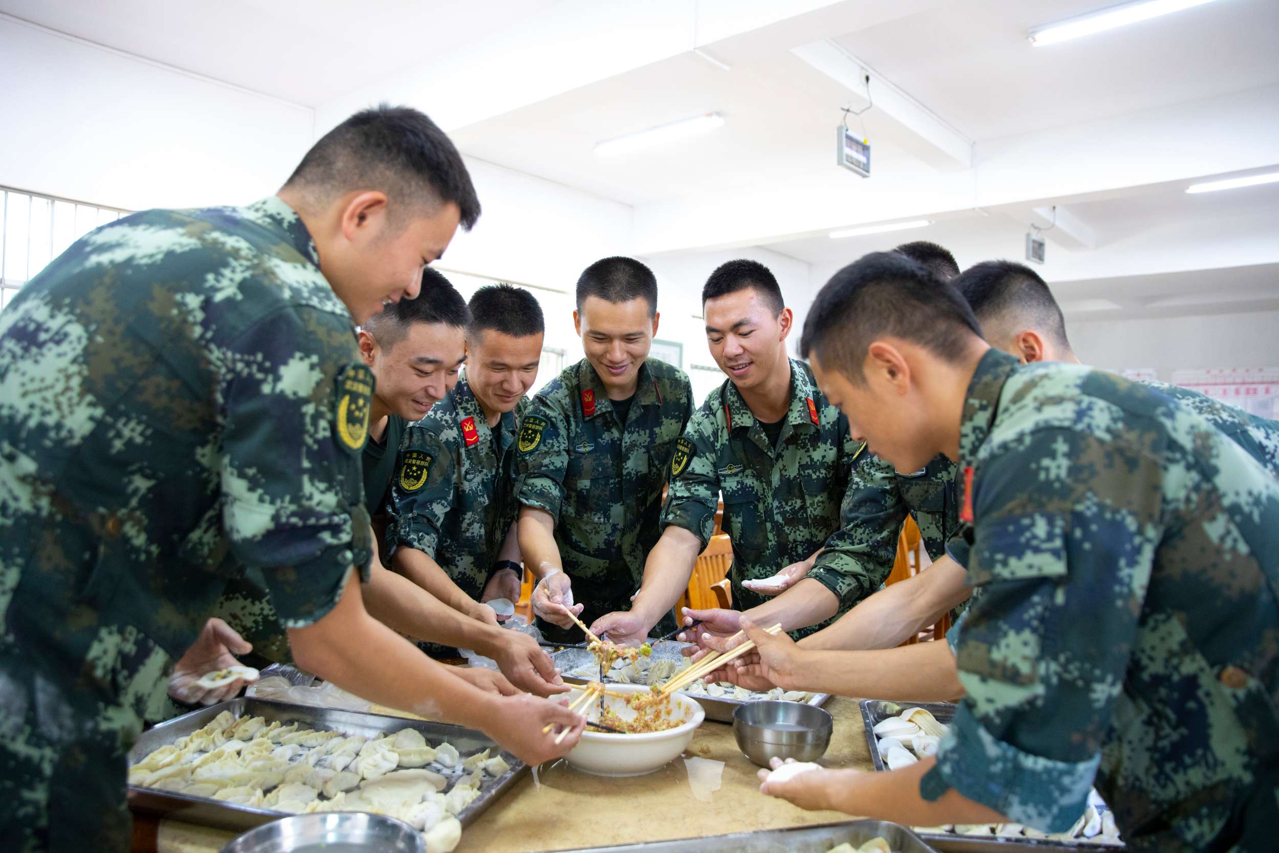 武警|武警百色支队：立冬寒风至 水饺暖兵心