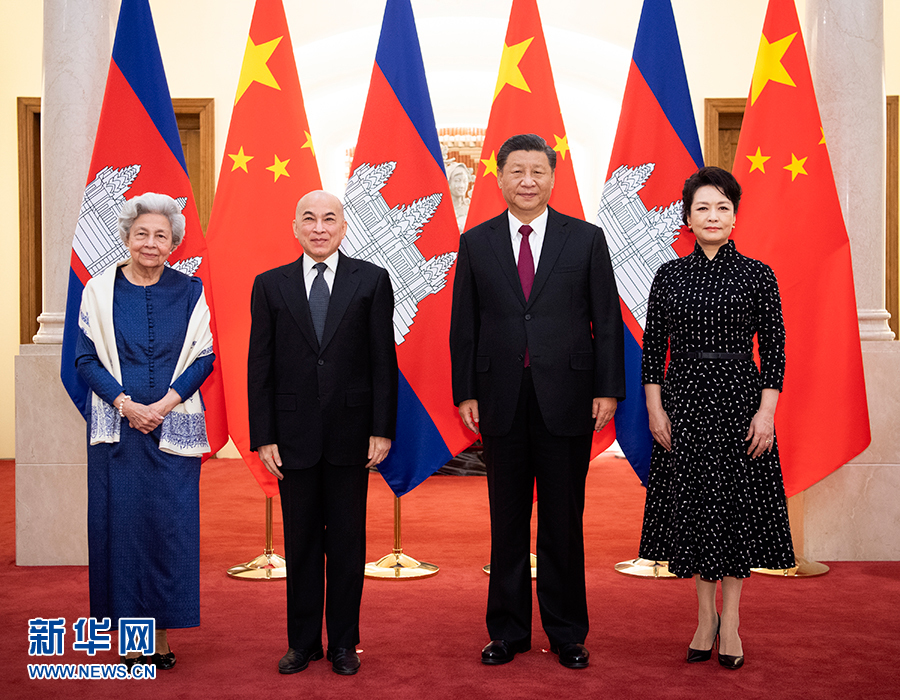 　11月6日，国家主席习近平和夫人彭丽媛在北京人民大会堂会见柬埔寨国王西哈莫尼和太后莫尼列。新华社记者 李学仁 摄