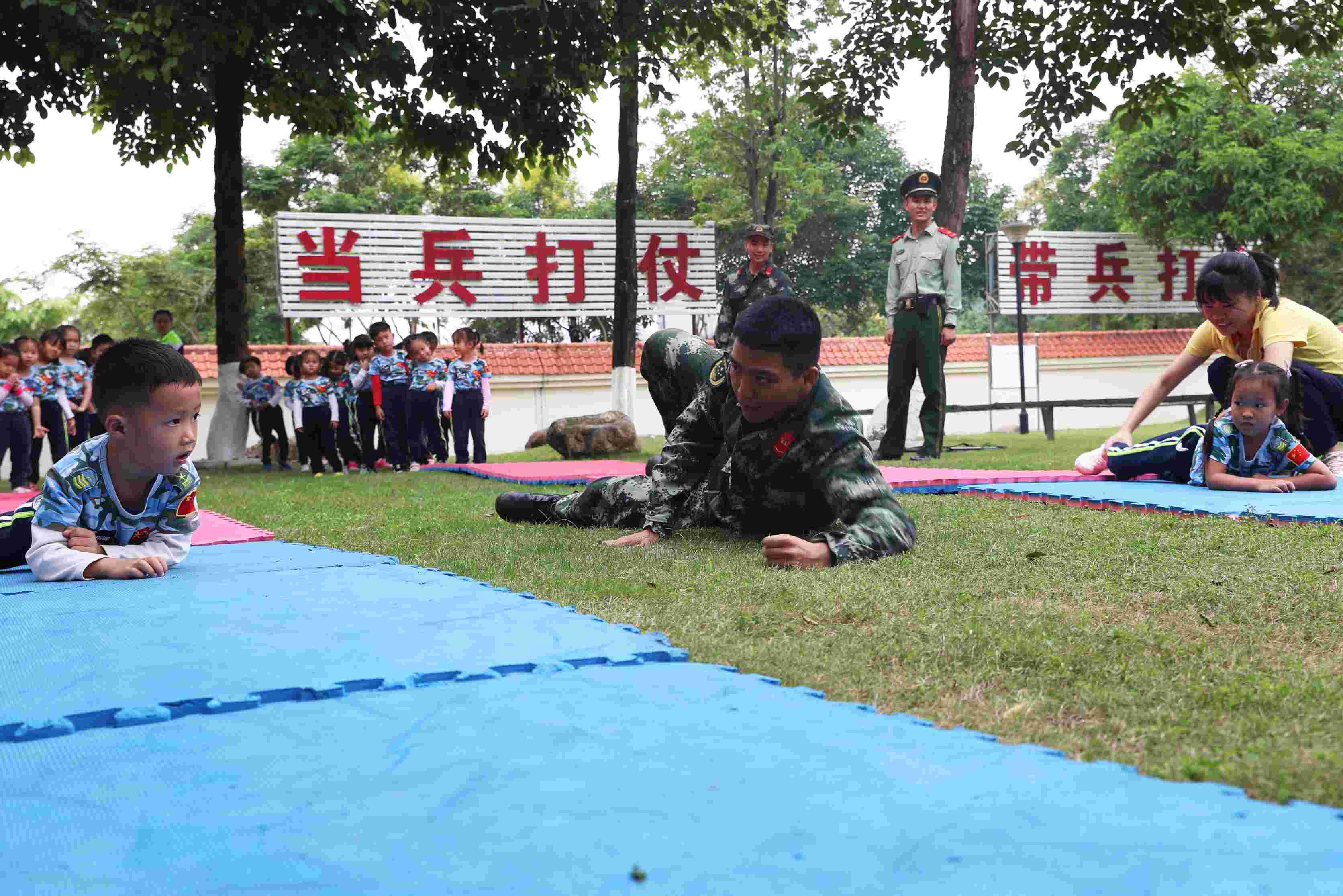 萌娃|萌娃进军营，画面太美