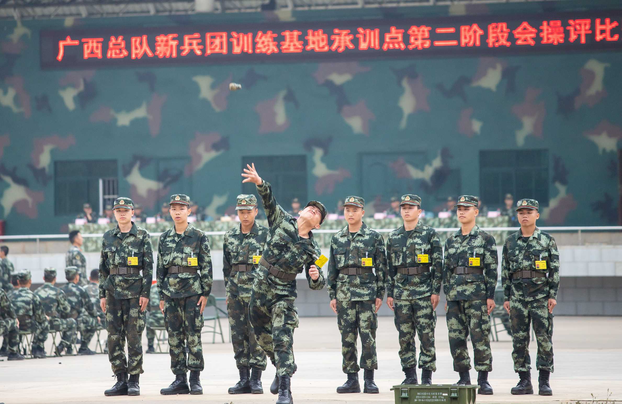 武警云南省总队机动第二支队举行元旦升旗仪式_香格里拉网