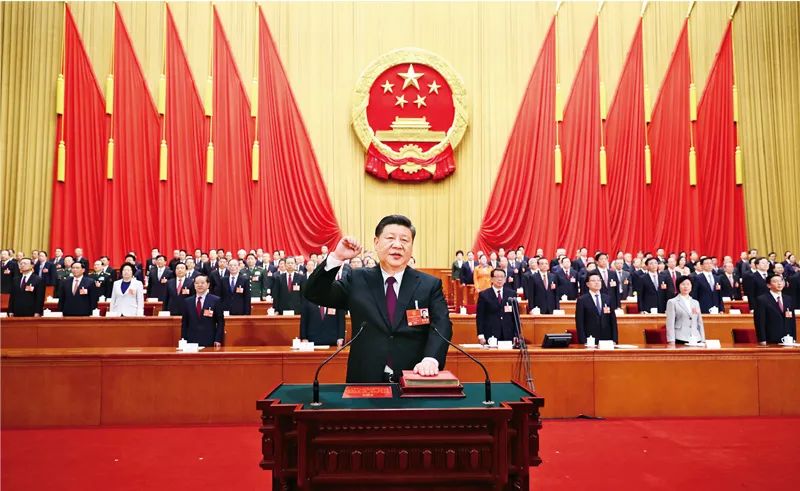 　　2018年3月17日，十三届全国人大一次会议在北京人民大会堂举行第五次全体会议。习近平当选中华人民共和国主席、中华人民共和国中央军事委员会主席。这是习近平进行宪法宣誓。