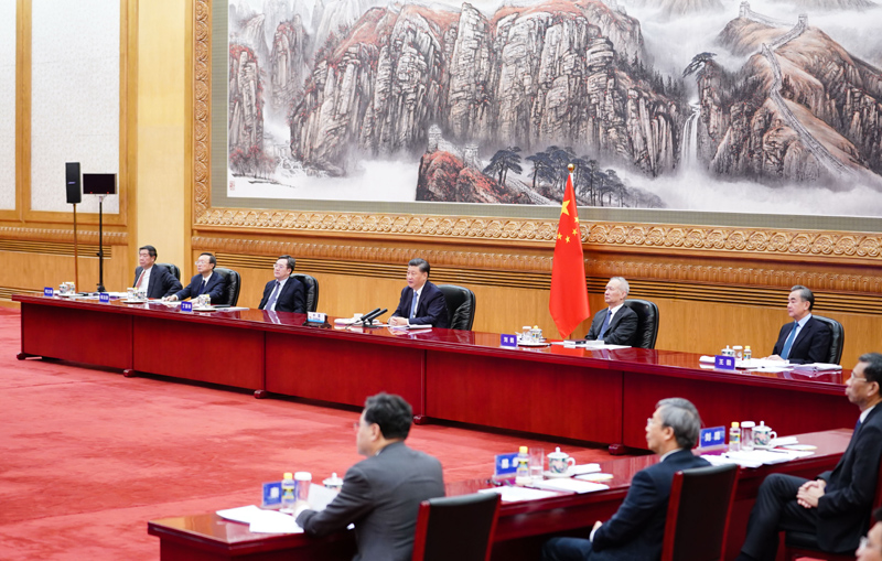11月21日晚，国度主席习近平在北京以视频体例列席二十国团体带领人第十五次峰会第一阶段集会并颁发主要发言。新华社记者 李响 摄