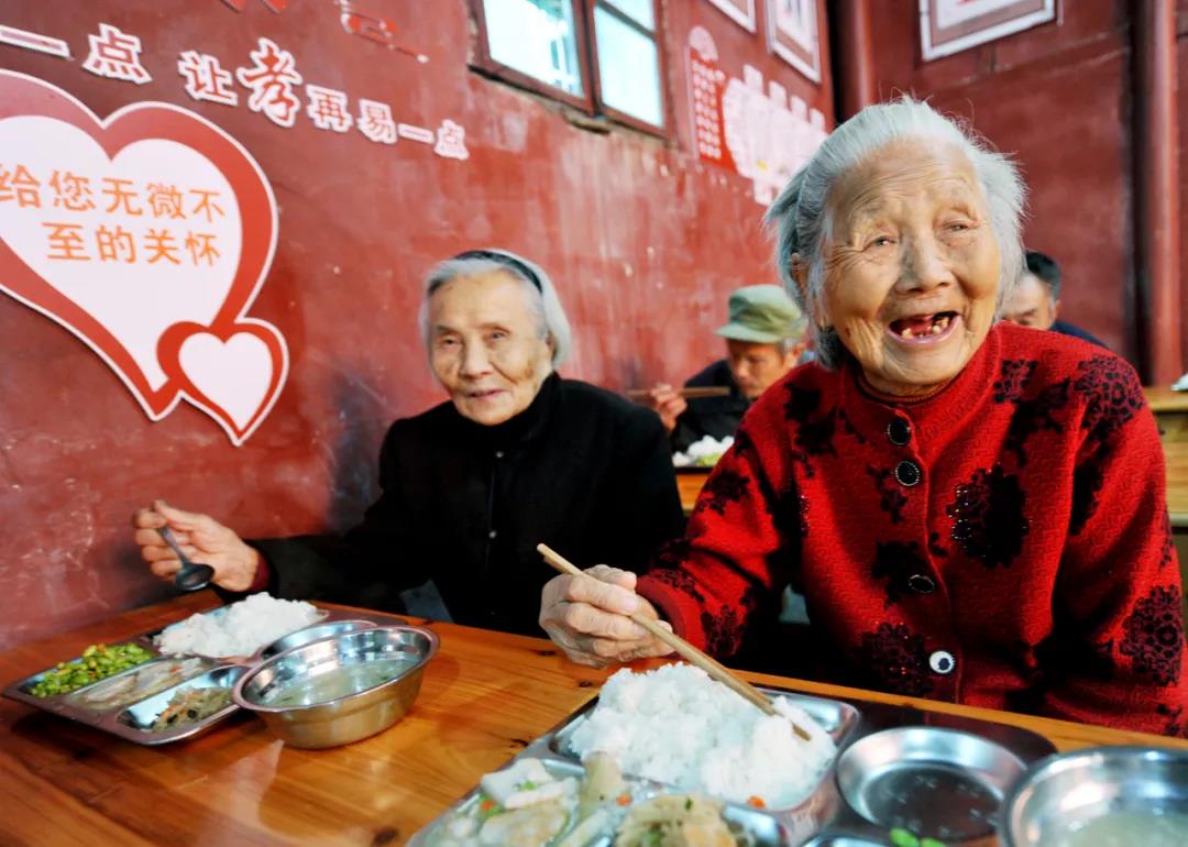 2020年11月7日，江西省上饶市广丰区嵩峰乡十都村“康养之家”，老人们在用餐。摄影：中新社　卓忠伟