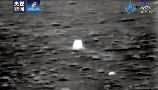 红外影像显示一只小动物从嫦娥五号返回器前面跑过。