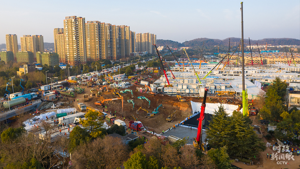 △1月24日至2月2日，武汉火神山医院从开始设计到建成完工，历时10天。这是1月31日的施工现场。