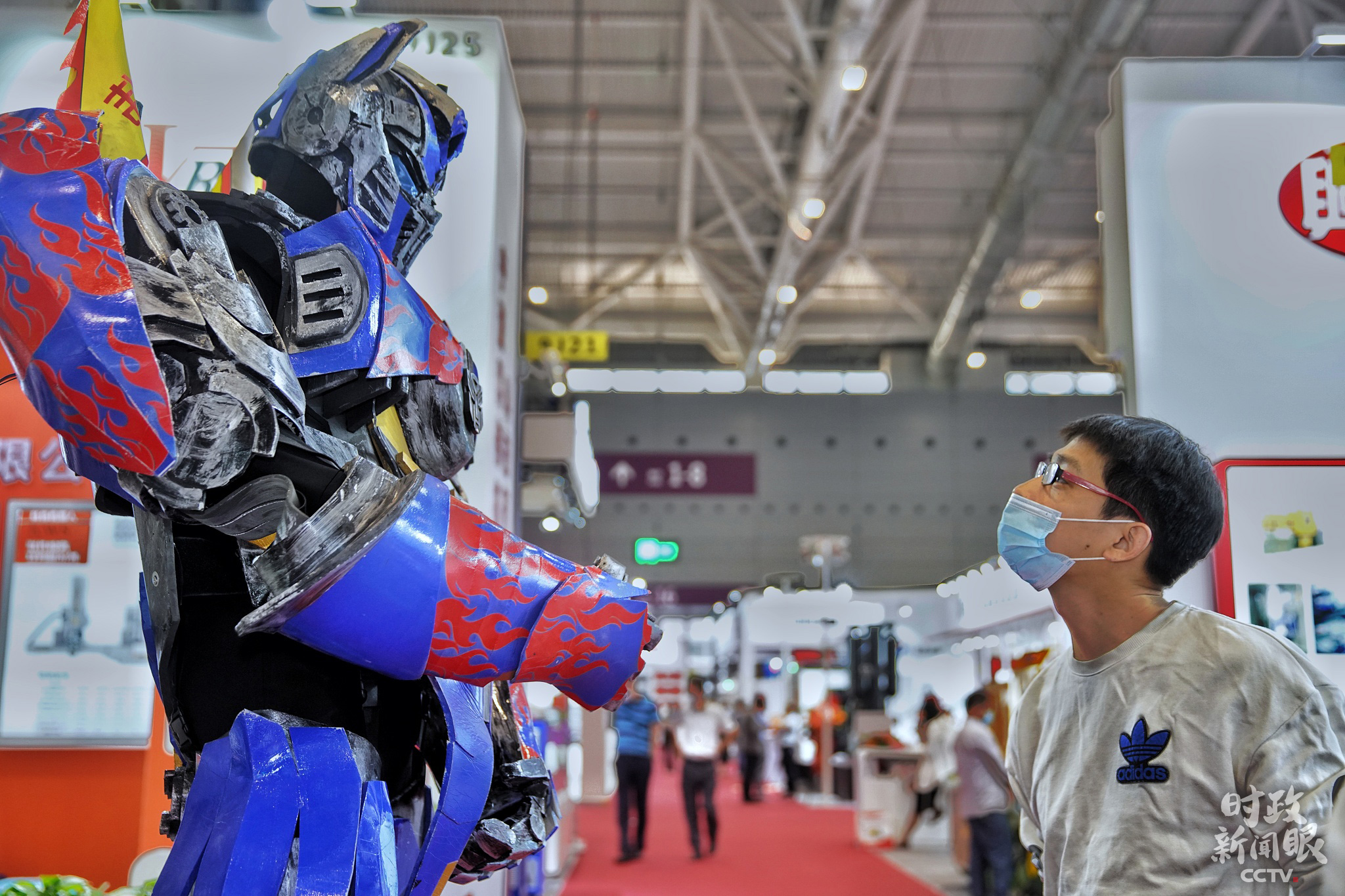 △11月25日，2020粤港澳大湾区数字经济大会在深圳举行。这是机械制造设备机器人展区。