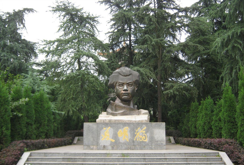 △湖南衡阳市西湖公园内的夏明翰雕像