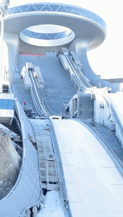 △这是落差为114.7米的标准跳台滑雪赛道。（总台央视记者邢彬拍摄）