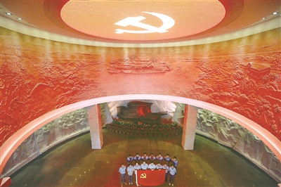 　　嘉興南湖是中國共產黨的誕生地，南湖上輕舟一葉，開啟了駛向理想的航路。今日的南湖革命紀念館參觀者絡繹不絕，瞻仰紅船感受革命前輩追尋理想的腳步。（資料圖片）