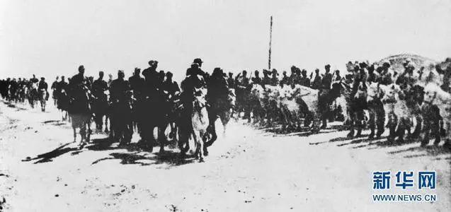 1947年5月1日，内蒙古自治区成立。这是内蒙古自治区政府成立大会结束后，自治区政府领导人骑马检阅内蒙古人民自卫军。 新华社发