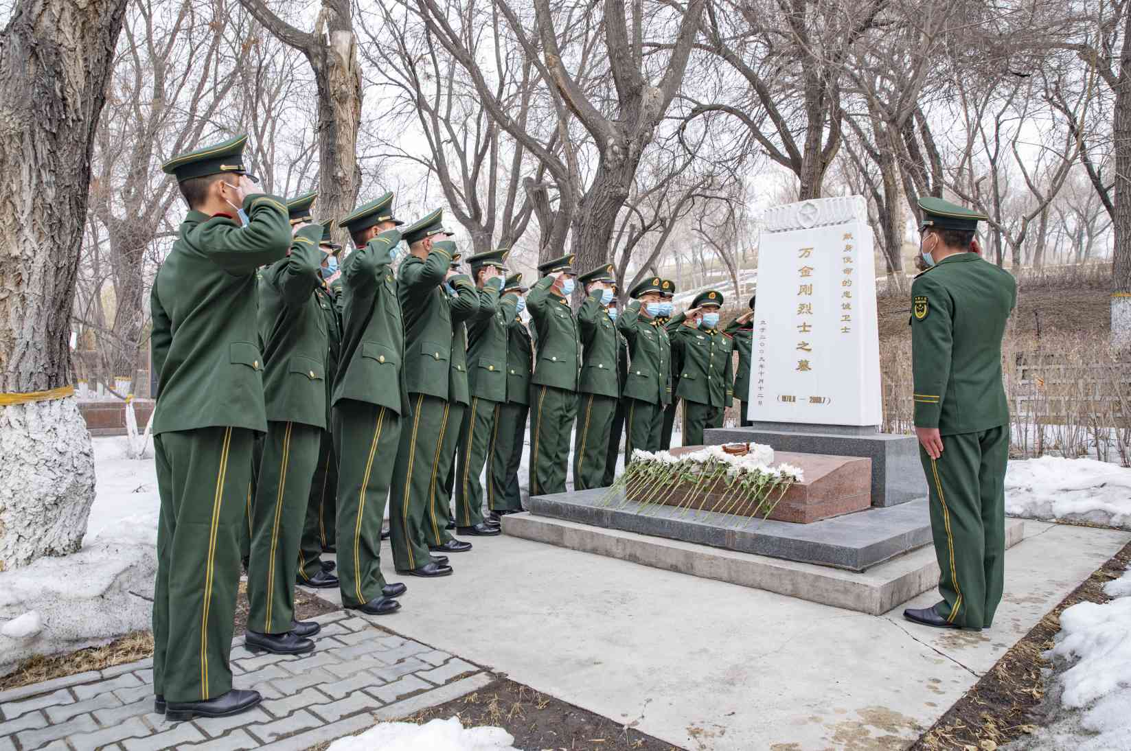 图为该部政治教导员江宽为官兵介绍万金刚烈士事迹后官兵向烈士墓敬