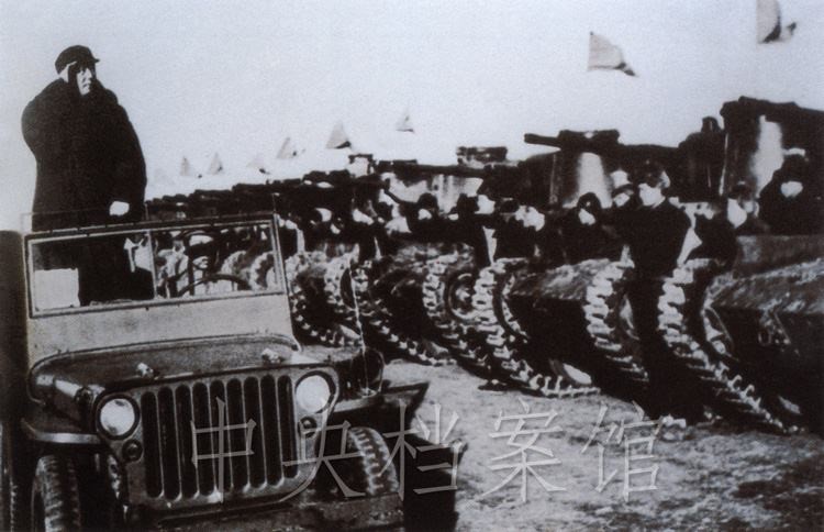 △1949年3月25日，毛泽东在西苑机场检阅中国人民解放军坦克部队。（中央档案馆供图）