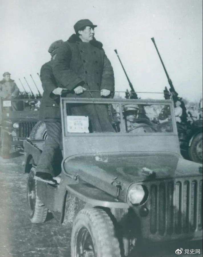 1949年3月25日，毛爷爷在北平西苑机场检阅部队。