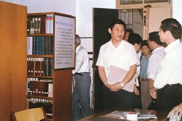 1990年9月22日，习近平同志在闽江职业大学调研。资料图片