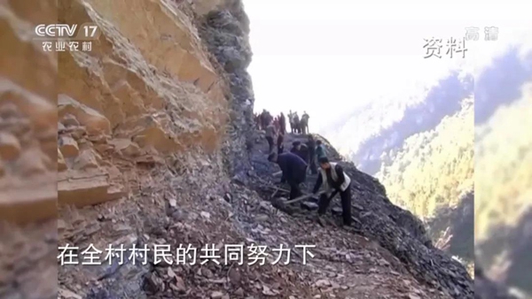 湖北省店子坪村村书记王光国带领村民开辟出一条公路