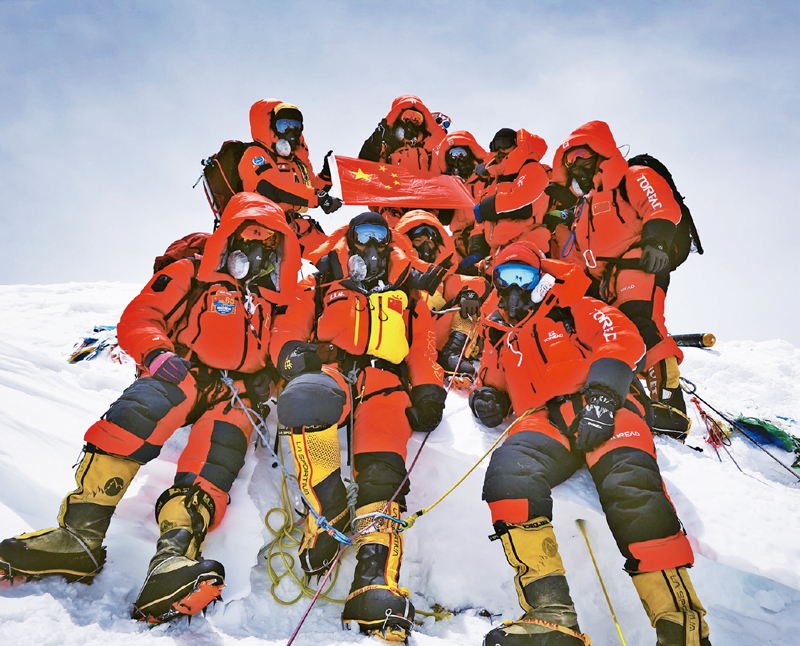 精确测量珠穆朗玛峰的高程具有重要科学价值，是国家测绘技术水平和能力的综合体现。2020珠峰高程测量登山队最终确定珠穆朗玛峰的最新高程为8848.86米。图为2020年5月27日，登山队在珠穆朗玛峰顶合影留念。新华社特约记者 扎西次仁/摄