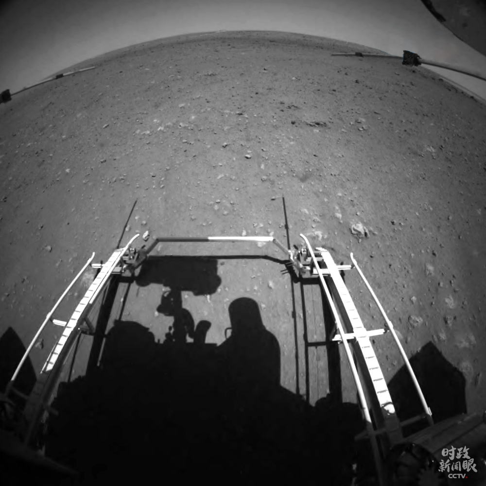 △2021年5月22日，“祝融號”火星車安全駛離著陸平臺，到達火星表面，開始巡視探測。（圖/國家航天局）