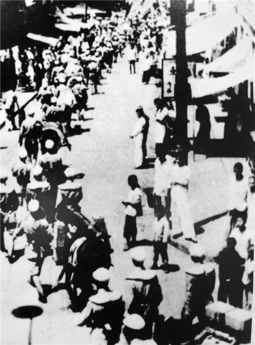 △人民解放军进入青岛市区，1949年6月2日12时许，青岛解放。
