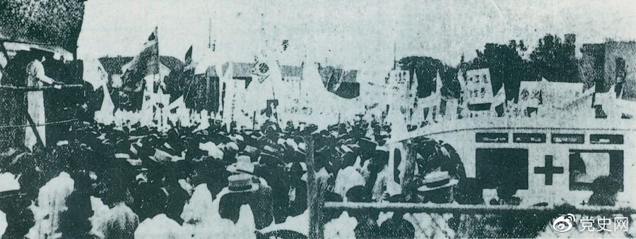 　　1925年6月7日，中国共产党通过上海总工会联合上海学生联合会、上海各马路商界联合会等，成立了上海反帝运动的领导机关——工商学联合会。11日，在该会的主持下，上海20万群众集会，通过了逞凶、赔偿、取消领事裁判权等17项对外交涉条件。图为大会盛况。