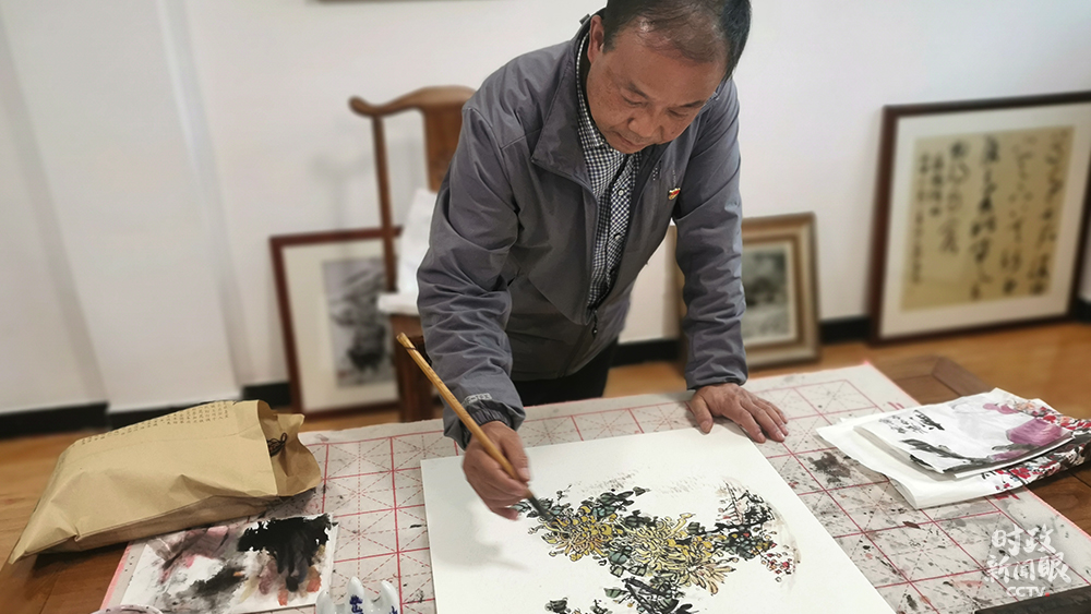 　△55歲的魏真盈是社區書畫室的國畫指導老師。（總臺央視記者覃思、馬超拍攝）