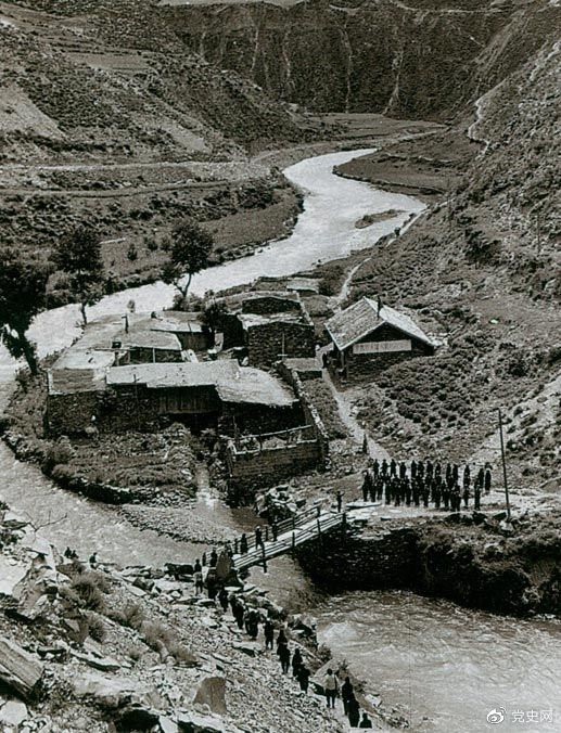 　　1935年6月12日，中央红军先头步队在夹金山北麓四川懋功达维镇同红四方面军先头步队胜利会师。图为当年的会师桥。