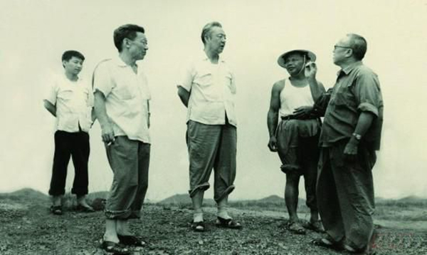 1978年8月,习仲勋(左三)在广东惠阳农村调研。习近平(左一)利用暑期时间参加社会实践,随同父亲一起下乡。