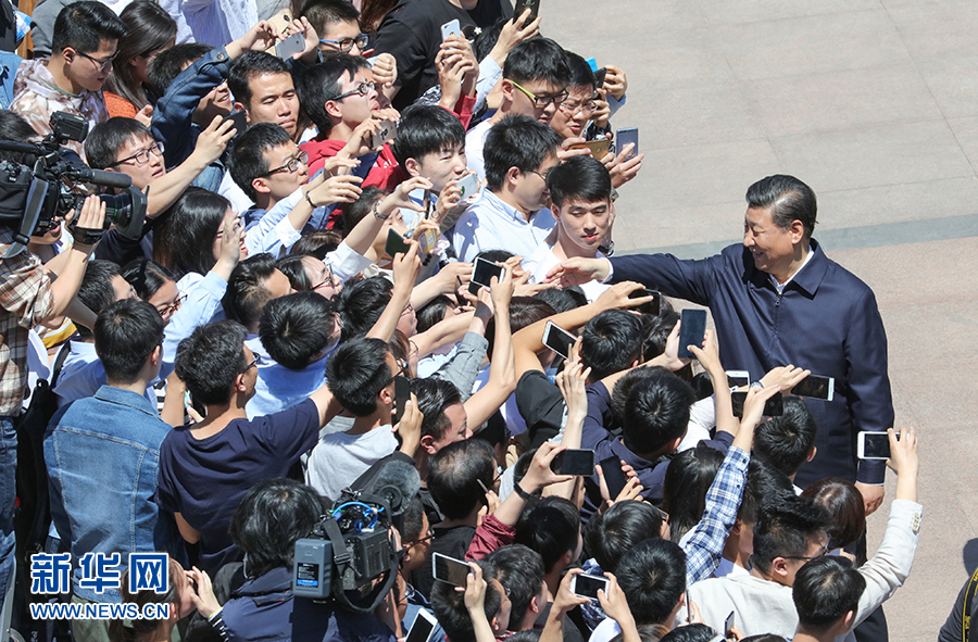 2018年5月2日，中共中央總書記、國家主席、中央軍委主席習近平來到北京大學考察。這是習近平離開學校時同道路兩旁師生親切握手。新華社記者王曄攝