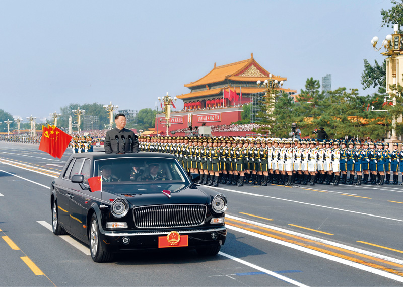 　　2019年10月1日，庆祝中华人民共和国成立70周年大会在北京天安门广场隆重举行。这是中共中央总书记、国家主席、中央军委主席习大大检阅受阅部队。 新华社记者 李涛/摄