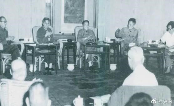 1977年8月，邓小平主持召开科学和教育工作座谈会。