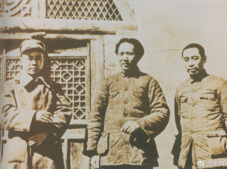 洛川会议上组成了新的中共中央革命军事委员会，毛泽东为书记（亦称主席）。这是毛泽东、周恩来和任弼时的合影。