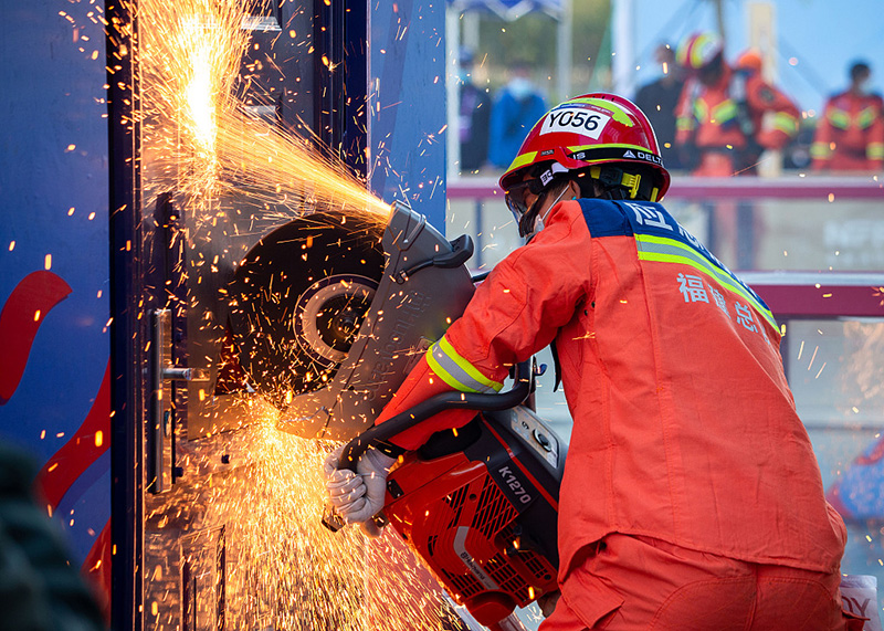 2021年10月28日，參加首屆全國消防行業職業技能大賽決賽的消防隊員在比賽中。