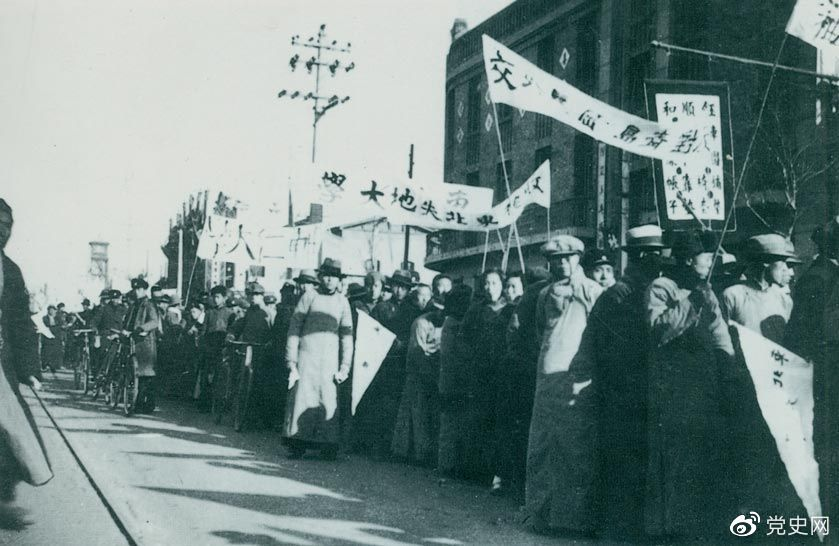 1935年12月9日，中国共产党领导北平学生掀起声势浩大的抗日救亡运动，并迅速波及全国，形成抗日救国的新高潮。图为游行队伍。