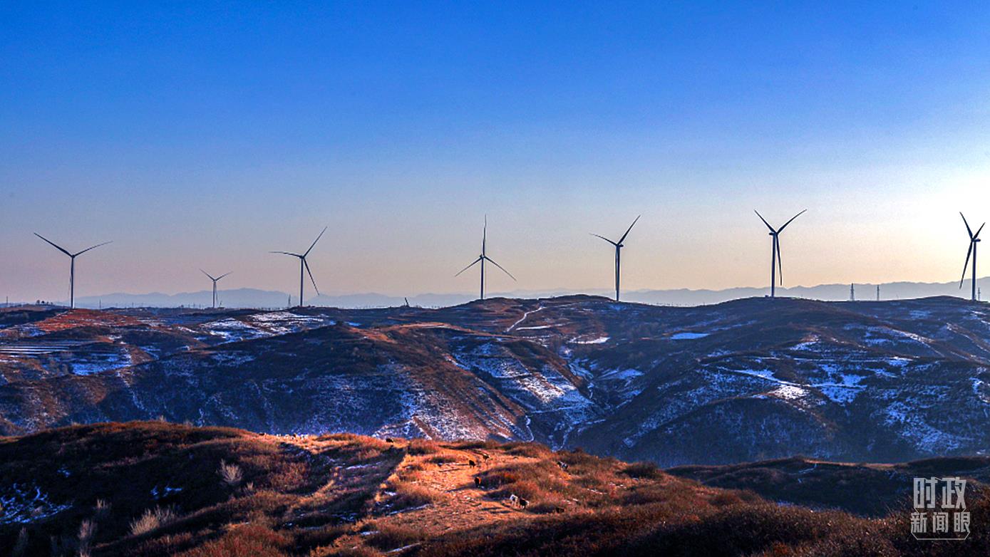 △這是位于甘肅平涼崆峒區的“分散式風電12.5萬千瓦”項目。項目建成后，預計每年可輸送清潔電力2.5億度，減少二氧化碳排放量20.8萬噸。（圖/視覺中國）