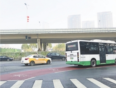 公交车压越“右转危险区”行驶。 记者汪洋 摄