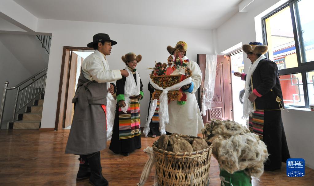 　　西藏山南市洛扎縣洛扎鎮居民在舉行喬遷新居傳統儀式（2019年9月21日攝）。新華社記者 晉美多吉 攝