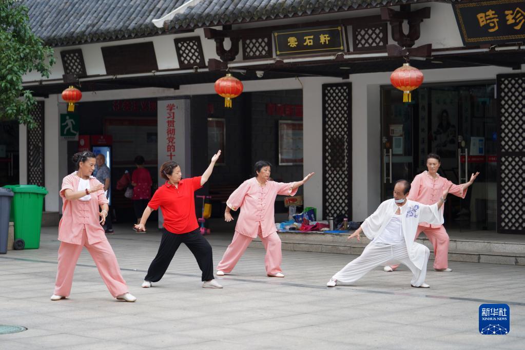 　　武漢市漢陽區江欣苑社區的居民在健身（2021年7月18日攝）。新華社記者 邢廣利 攝