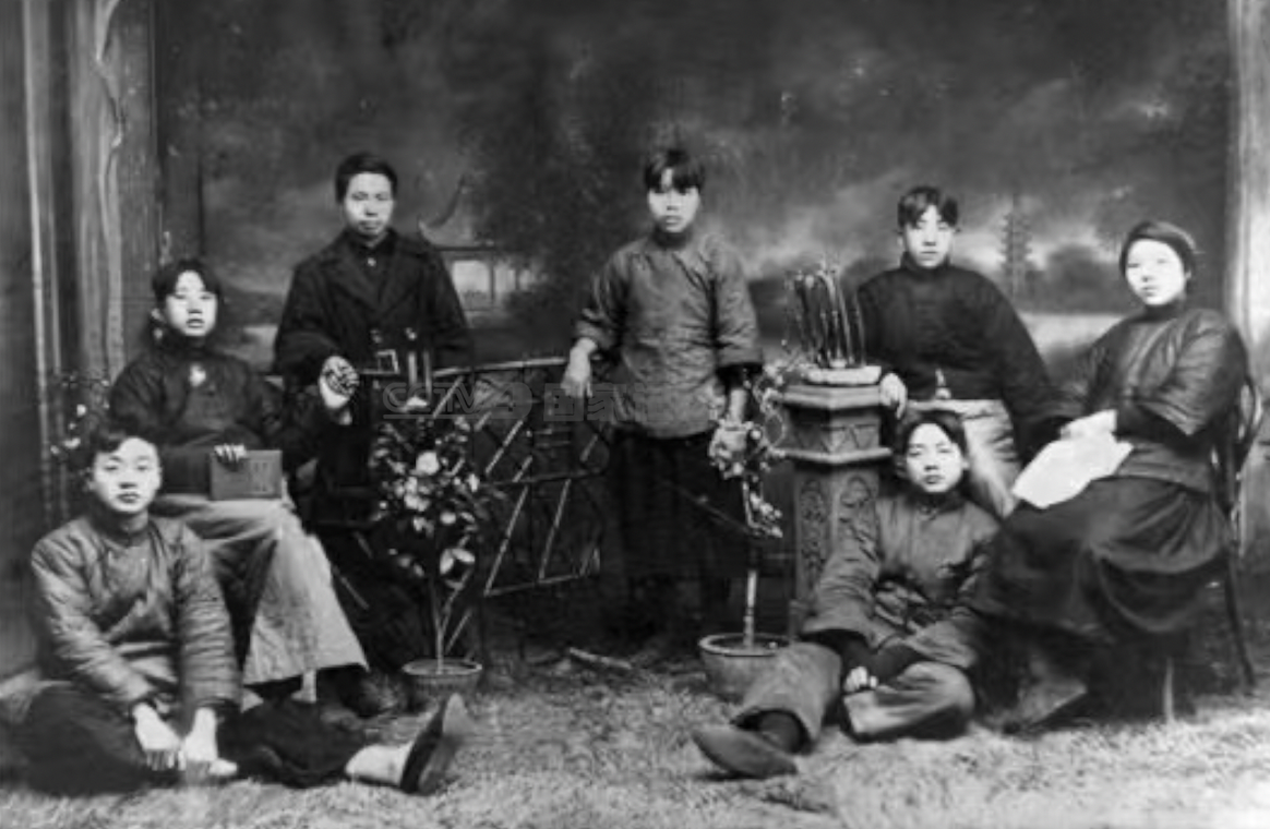 图:毛泽建(中)与亲友合影