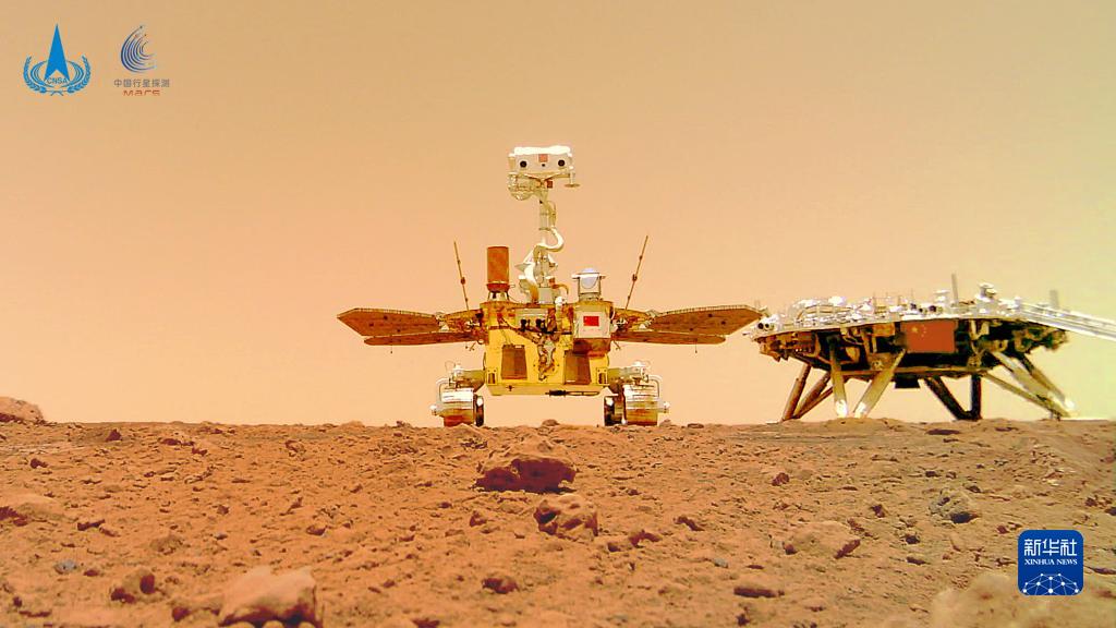 　　這是“著巡合影”圖。2021年6月11日，國家航天局在北京舉行天問一號探測器著陸火星首批科學影像圖揭幕儀式，公布了由祝融號火星車拍攝的著陸點全景、火星地形地貌、“中國印跡”和“著巡合影”等影像圖。首批科學影像圖的發布，標志著我國首次火星探測任務取得圓滿成功。新華社發（國家航天局供圖）