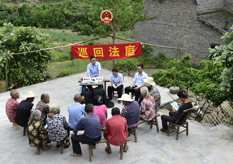 　　2018年4月12日，重慶市云陽縣人民法院“水上巡回法庭”工作人員在庭審結束后向高陽鎮團堡村村民進行普法宣傳。