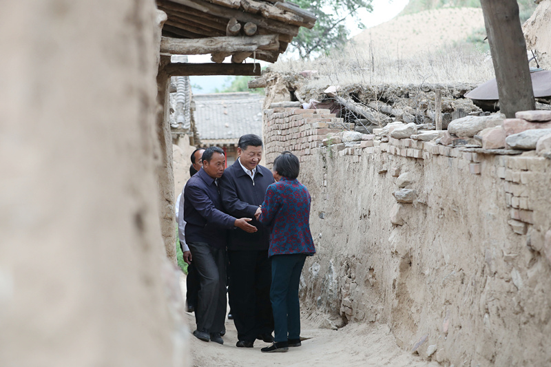 2017年6月21日，習近平在山西省忻州市岢嵐縣趙家洼村看望特困戶王三女一家。